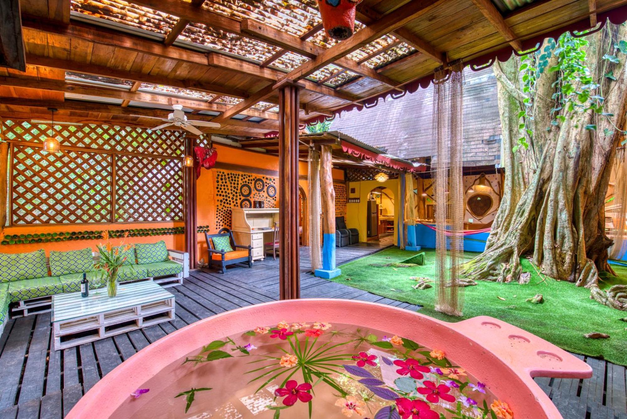 Tree House Beachfront Lodge Puerto Viejo de Talamanca Екстериор снимка
