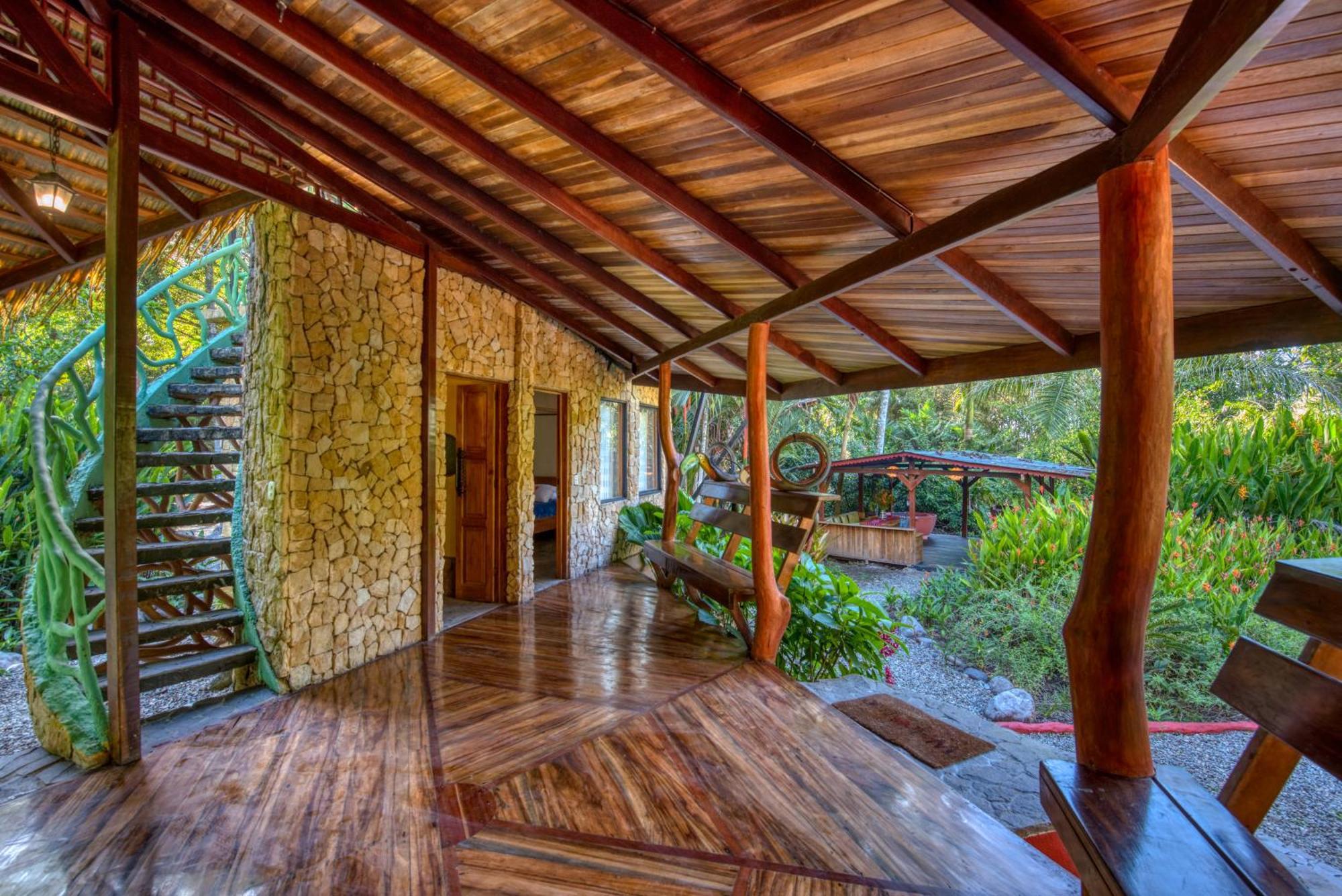 Tree House Beachfront Lodge Puerto Viejo de Talamanca Екстериор снимка